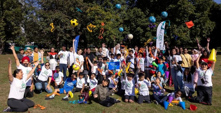 A group of families throwing balls in the air in a park. Photo credit Decathlon